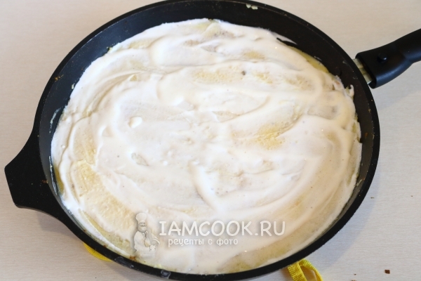 Смазать сметаной