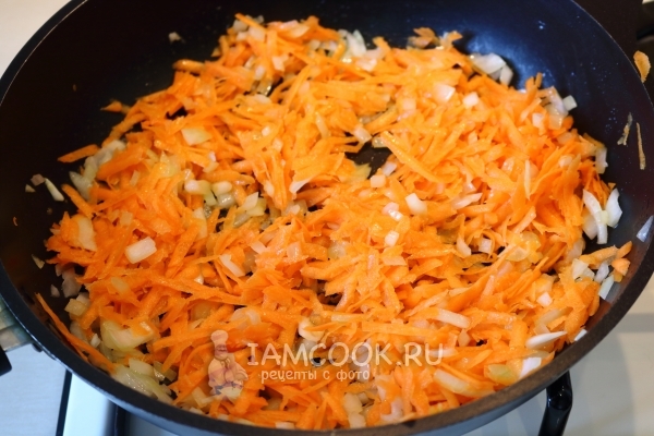 Обжарить лук с морковью