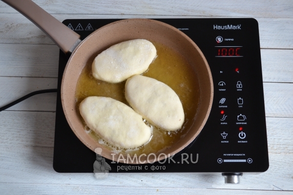 Положить пирожки на сковороду