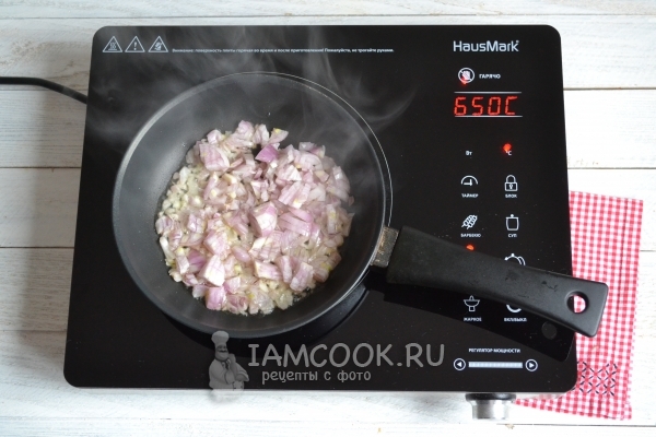 Обжарить лук
