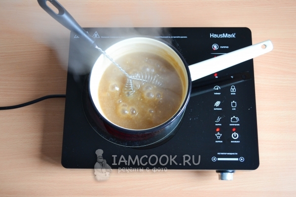 Смешиваем воду с мукой