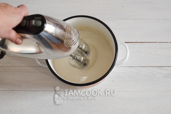 Взбить белки с сахаром