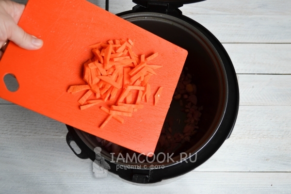 Обжарить морковь