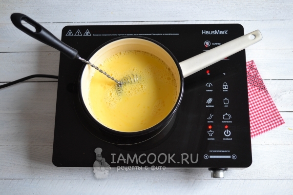 Влить желтки в сотейник