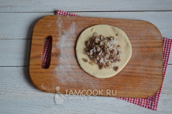 Положить на тесто начинку