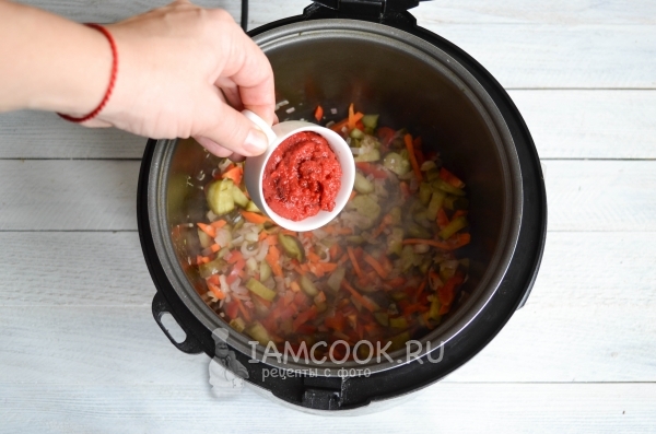 Положить томатную пасту