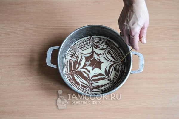 Выложить тесто в кастрюлю