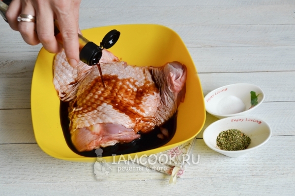 Полить бедро соевым соусом