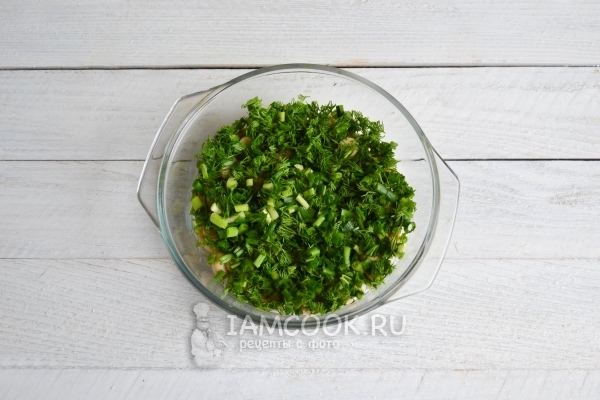 Положить слой укропа