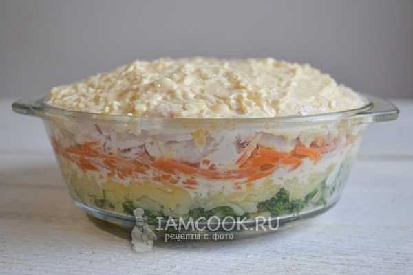 Смазать верх салата майонезом