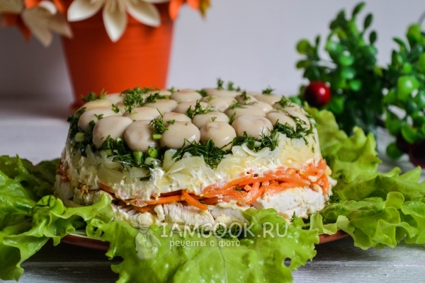 Фото салата «Грибная поляна» с корейской морковью