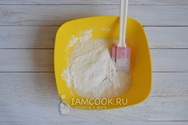 Соединить воду с мукой и солью