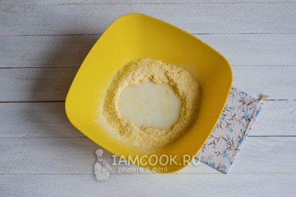 Вливаем прокисшее молоко