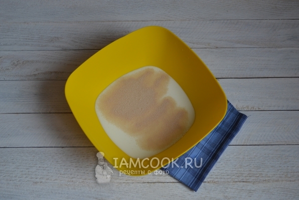Всыпать в кефир дрожжи