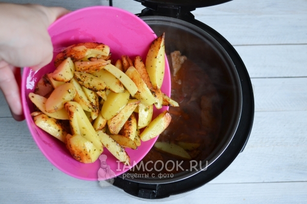 Положить к мясу с овощами картофель