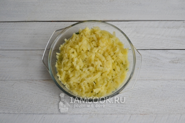 Положить слой картофеля