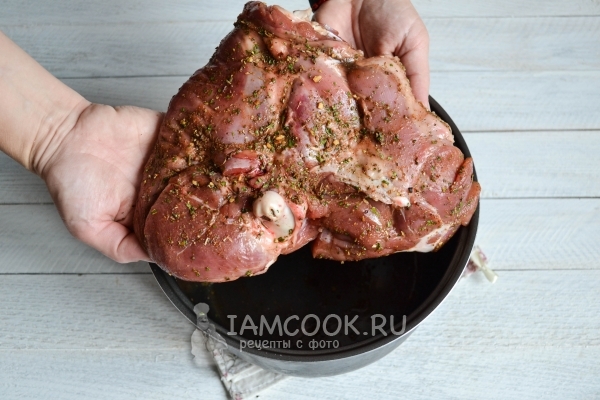 Положить мясо в мультиварку