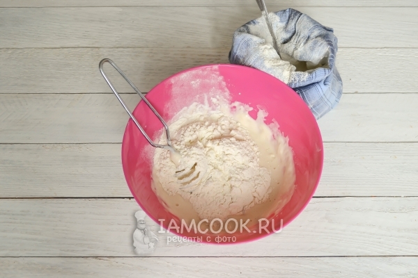 Соединить воду, муку и соль