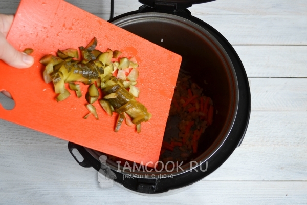 Положить огурцы