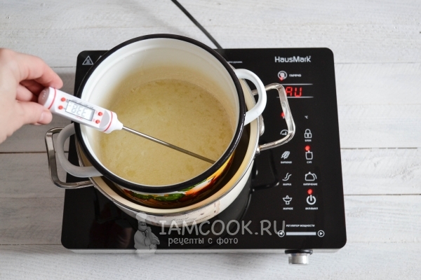 Нагреть воду с сахаром и белками