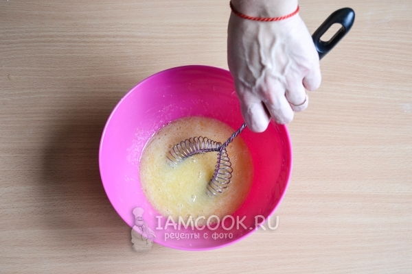 Соединяем яйца с сахаром