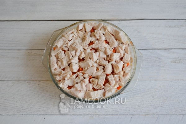 Положить слой куриного филе