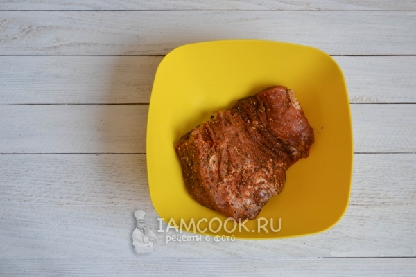 Натереть мясо специями