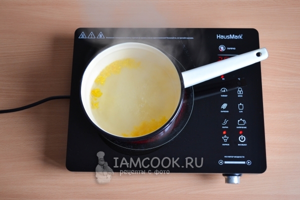 Вскипятить воду с сахаром и цедрой