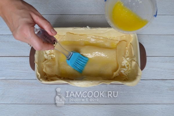 Смазать тесто маслом