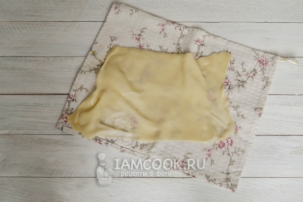 Выложить тесто на полотенце