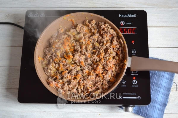 Положить фарш