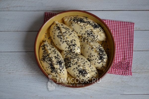 Посыпать пирожки кунжутом