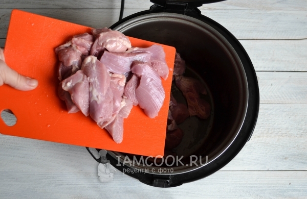 Положить мясо в мультиварку