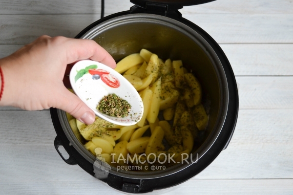 Всыпать соль и специи