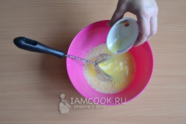 Влить к яйцу сливочное масло