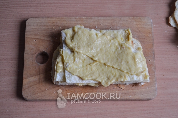 Смазываем коржи кремом