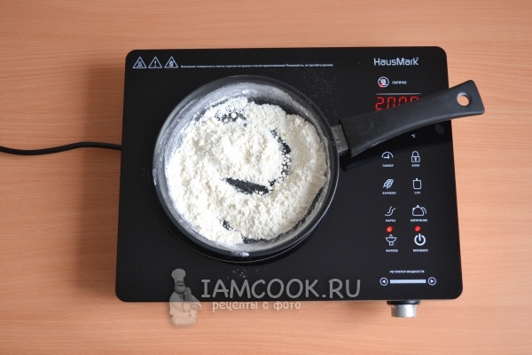 Обжариваем муку