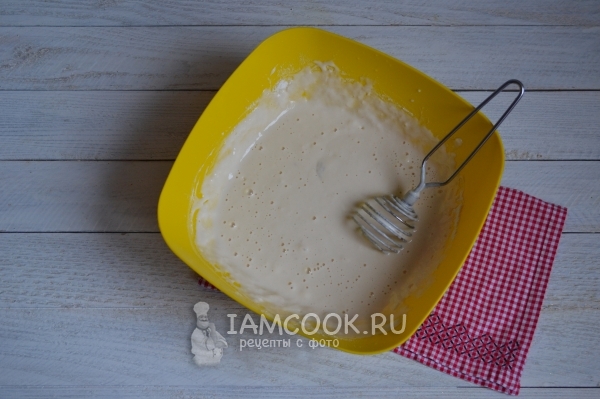 Добавить яйцо, сахар и муку