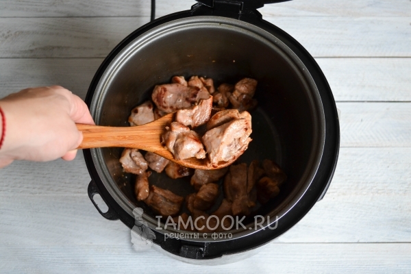 Обжарить мясо