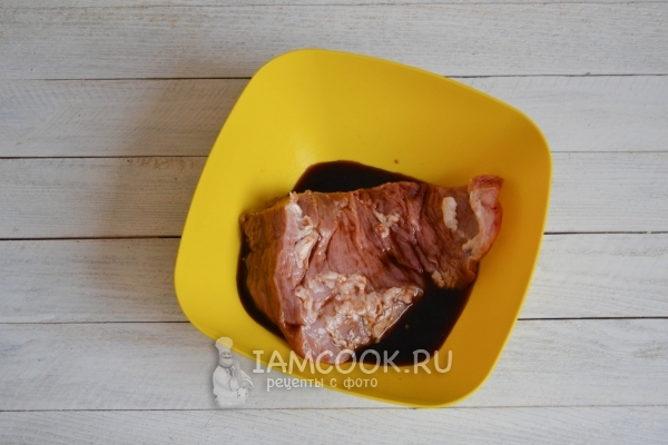 Положить мясо в соевый соус