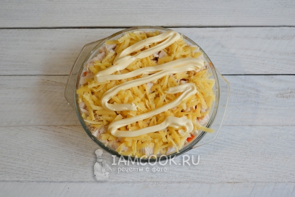 Положить сыр и майонез