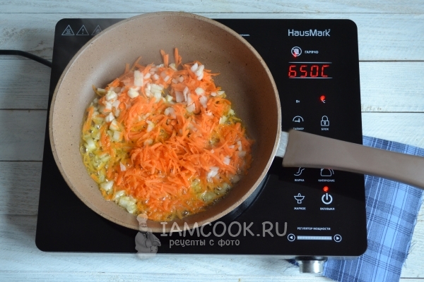 Обжарить лук с морковью