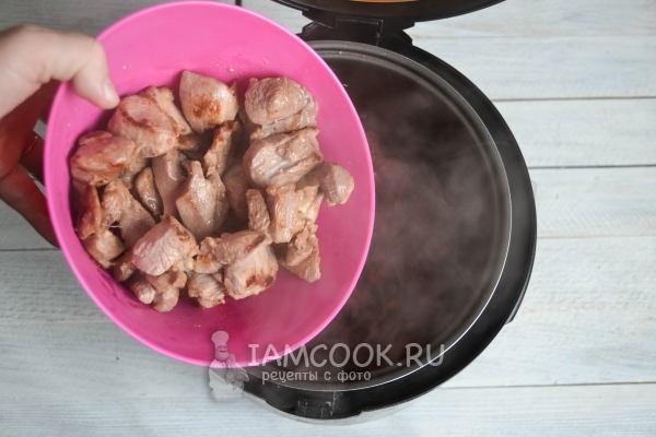 Положить к овощам мясо