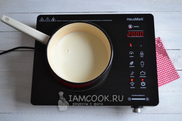 Соединяем молоко, сахар и ванилин