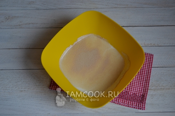 Всыпать в кефир дрожжи