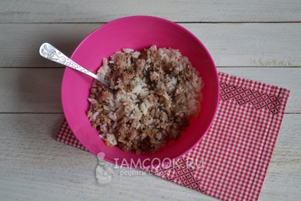 Соединить фарш с рисом