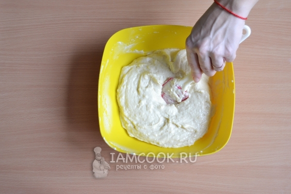 Смешать жидкие и сухие компоненты пирога