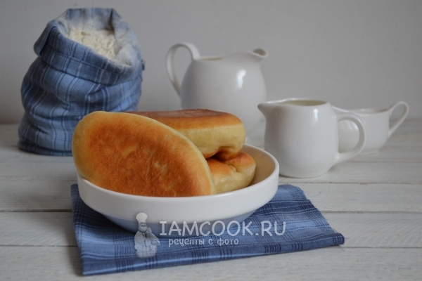 Фото жареных пирожков из дрожжевого теста с мясом (на сковороде)