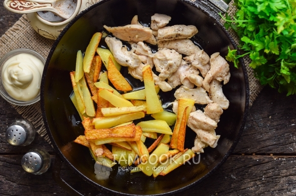 Обжарить мясо и картофель