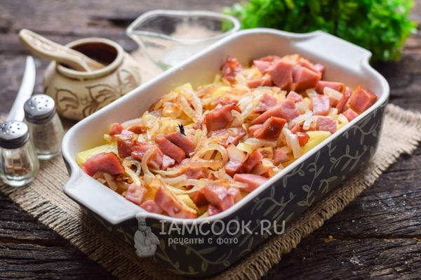 Положить ветчину с луком